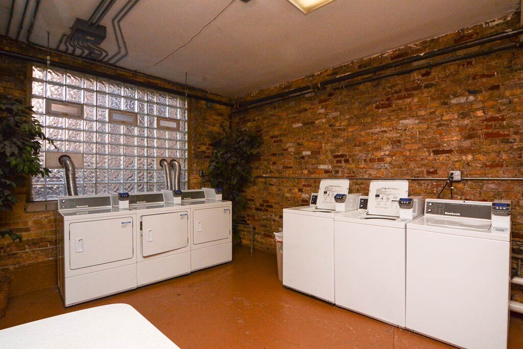 Building Photo - 544 W Wellington Ave