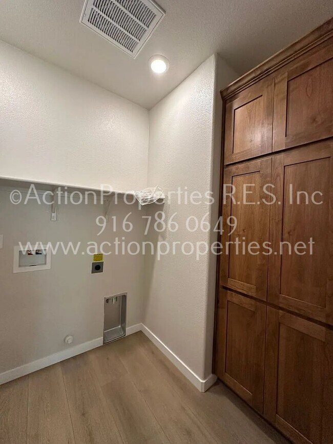 Building Photo - Action Properties Offering Roseville Solar: Inspiration Village Community Gated: 3 Bedroom 3 Bath...