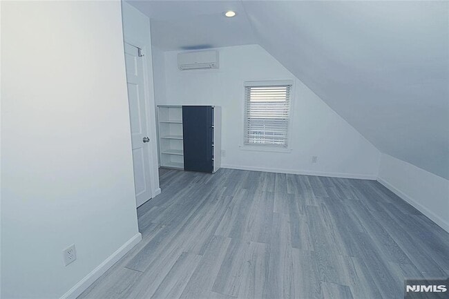 Building Photo - 454 Undercliff Ave