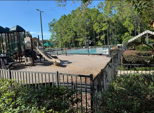 Building Photo - 531 Hedgewood Dr