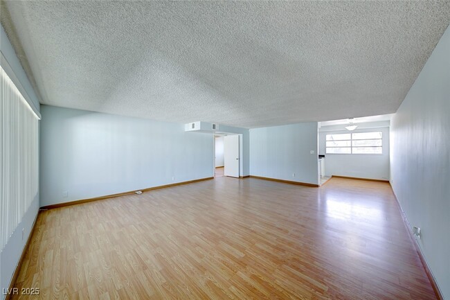 Building Photo - 1700 Rexford Dr