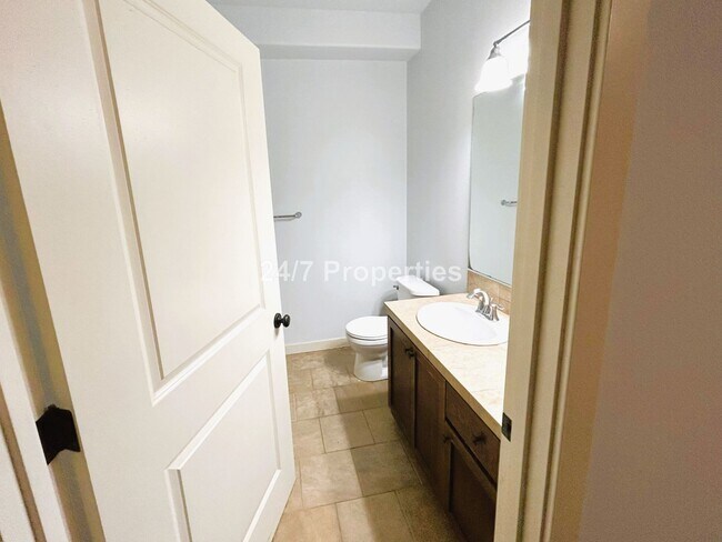 Building Photo - Updated 2 BD | 1 BA Condo with Amenities - Arbor Crossing