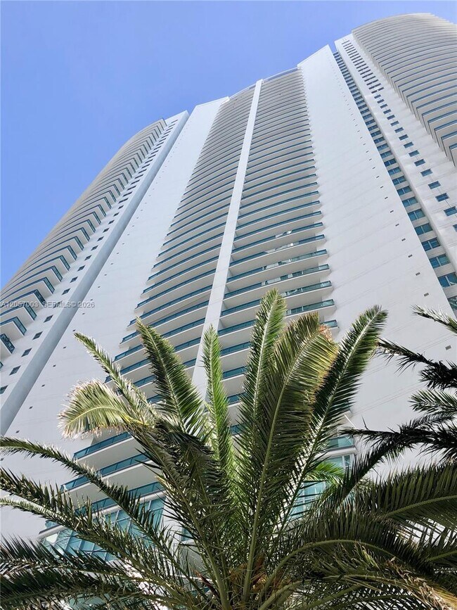 Building Photo - 1331 Brickell Bay Dr