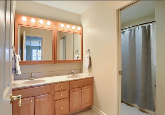 Building Photo - Luxury 5-Bedroom Home for Rent – $4,500/Month + Utilities