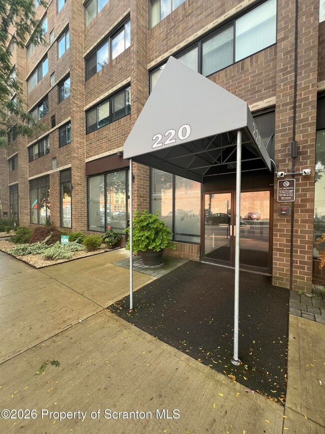 Building Photo - 220 Linden St