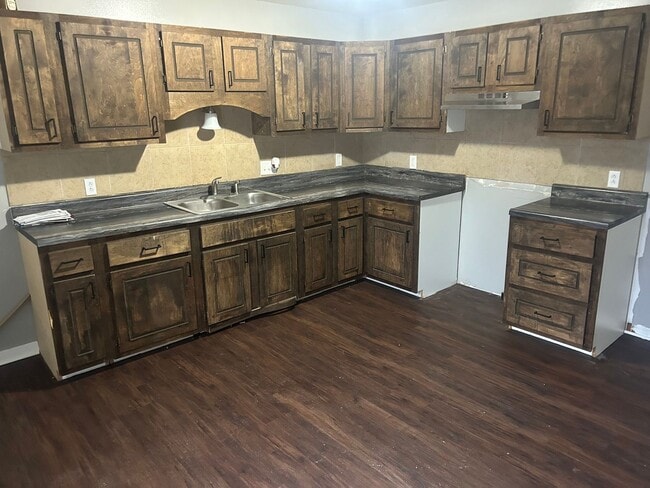 Building Photo - 4 Bedroom House