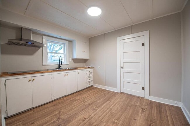 Building Photo - 1606 TX-21