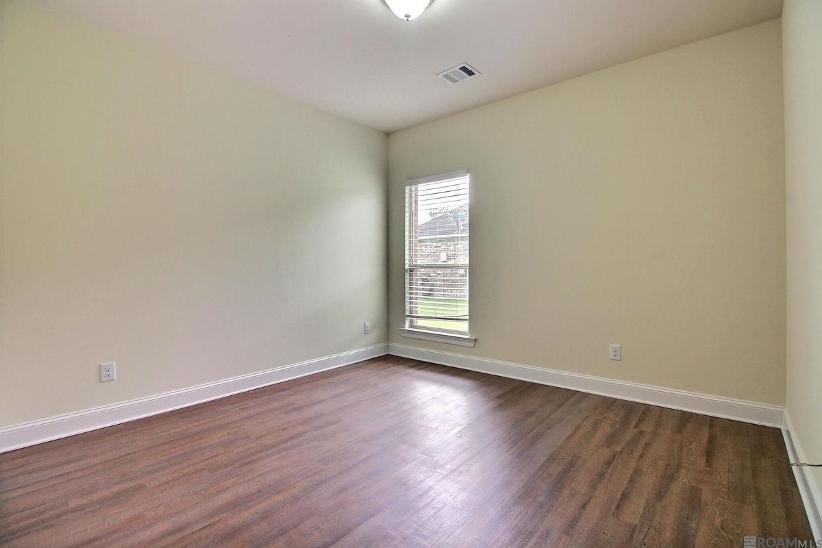 Building Photo - 20357 Chaumont Ave