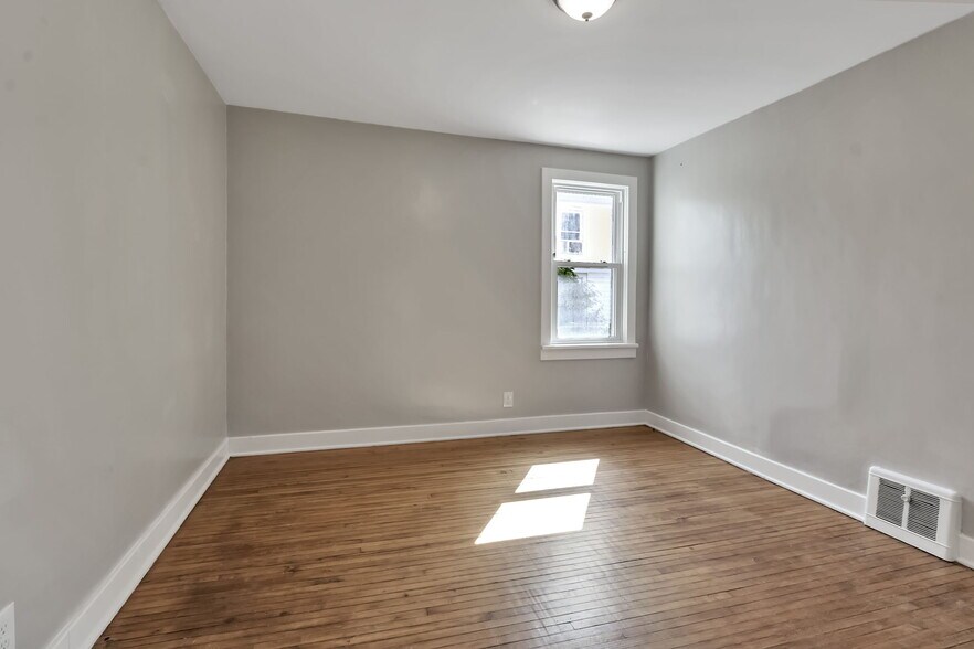 downstairs bedroom - 56 Garfield St