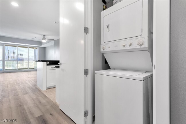 Building Photo - 4525 Dean Martin Dr