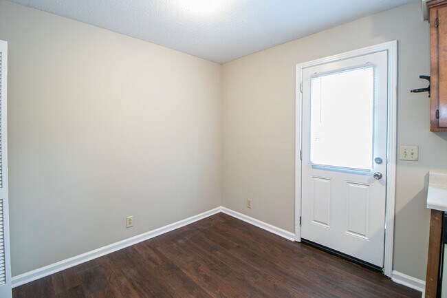 Building Photo - 810-D Golfview Place