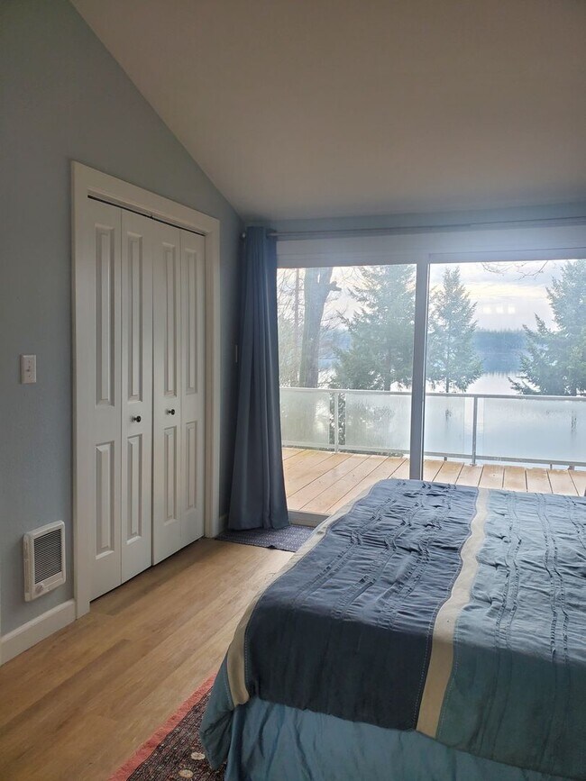 Building Photo - 681 SE Somers Dr