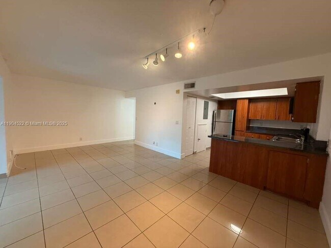 Building Photo - 23 N Valencia Dr