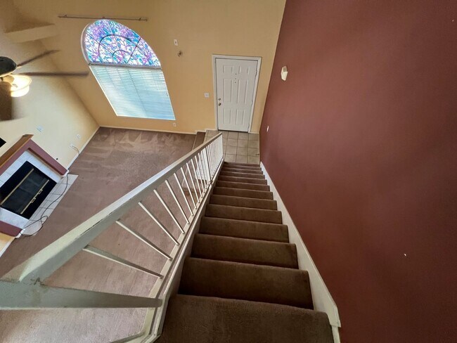 Building Photo - Spacious 2bed/ 2.5 bath Townhouse in Gated Community