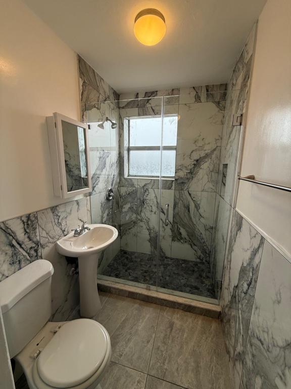 Building Photo - 818 9th St