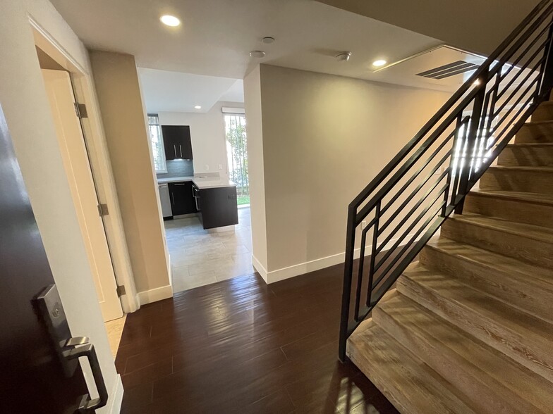 Building Photo - 1666 Greenfield Ave