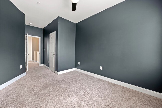 Building Photo - Fantastic Three Bedroom Townhouse in Charlotte