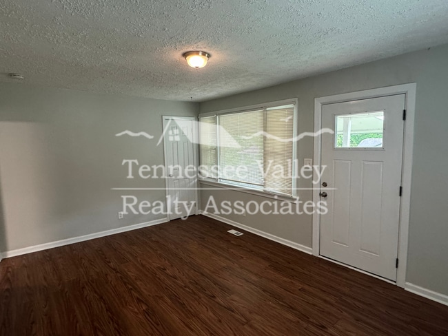 Building Photo - UPDATED 2 BED/1 BATH with carport right ne...