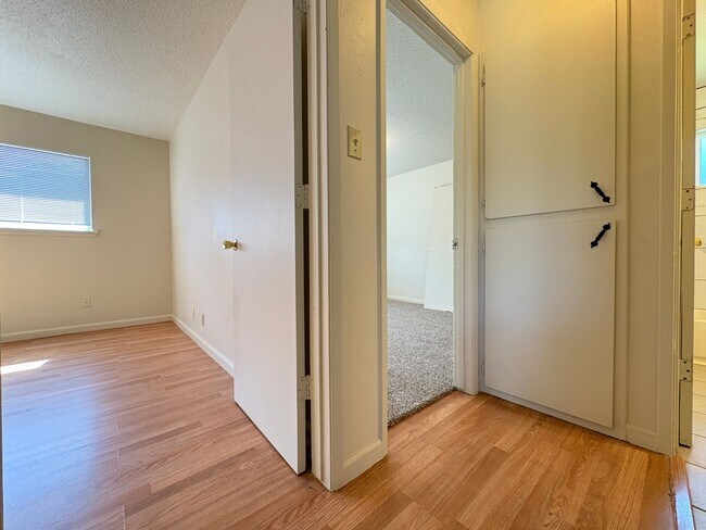 Building Photo - Charming Two Bedroom Unit