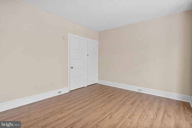 Building Photo - 206 E Elm St