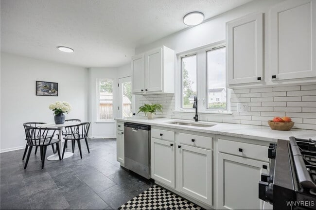 Building Photo - 76 Alverstone Way