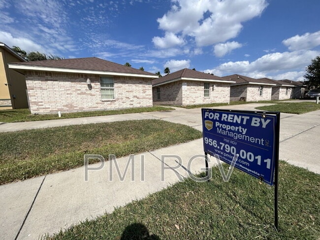 Building Photo - 913 E Daffodil Ave