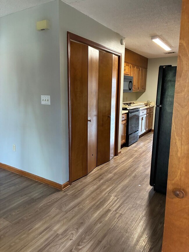 Building Photo - River Oaks Commons Condo 2 bedroom Plus Office and Garage