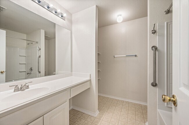 Building Photo - 12113 Thicket Bend Dr
