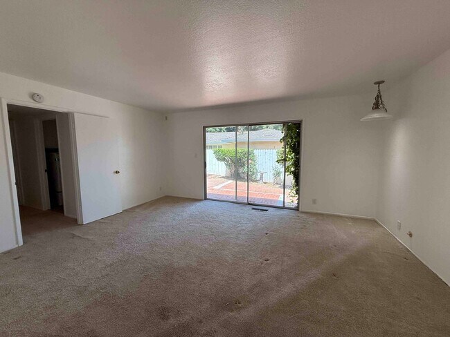 Building Photo - University Ave 3 Bedroom