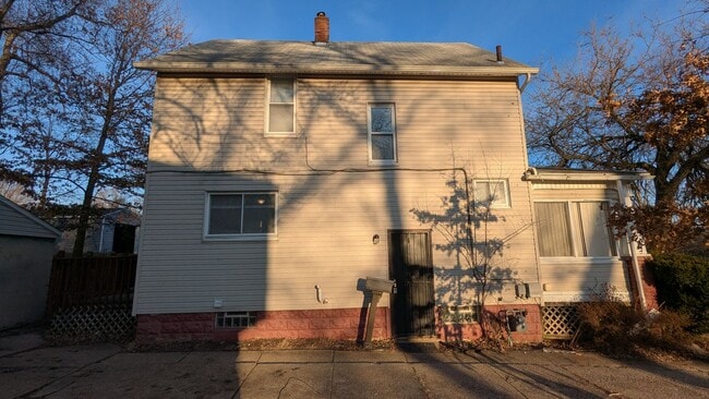 Building Photo - Charming 3-bedroom, 1.5-bathrooms home located in the heart of Akron