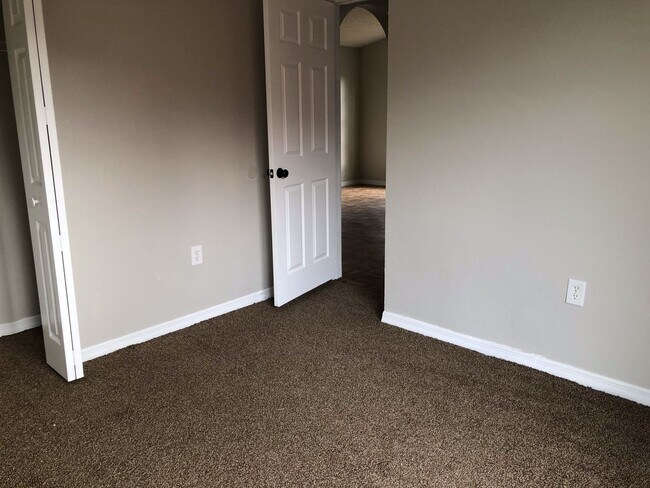 Building Photo - 3 Bed 2 Bath Home | Pet Friendly with Fenced Yard | Washer Dryer Hook Ups | Section 8 Welcome