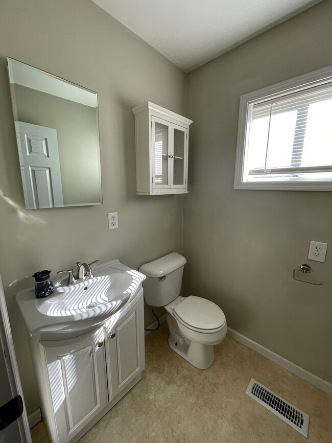 Building Photo - Charming 3-Bedroom, 1.5-Bath Home with Pri...