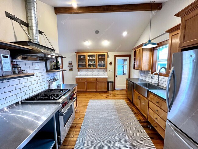 Building Photo - *Unfurnished* Charming, updated and walkable west side 3 BR + den/office