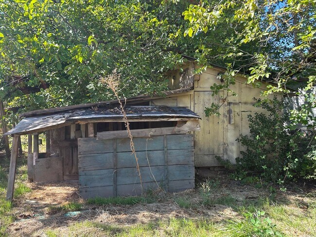 Building Photo - Updated 4 bedroom home on a huge lot!