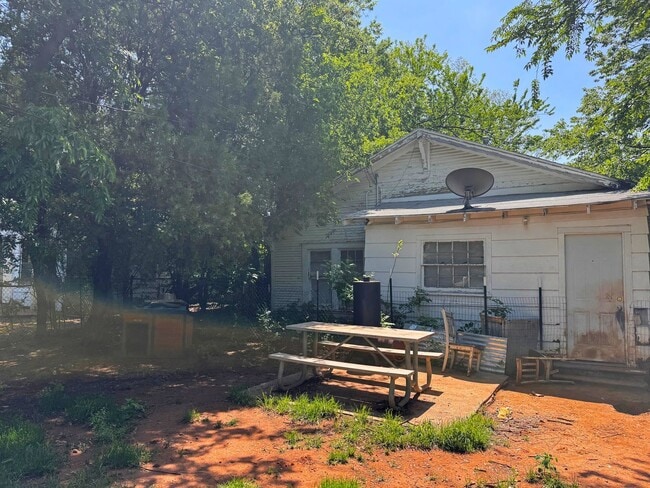 Building Photo - Spacious 2 bed, 1 bath home in Highland!
