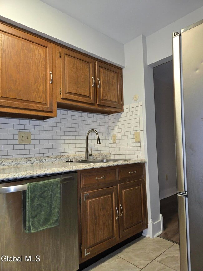 Building Photo - 93 Ridgewood Terrace