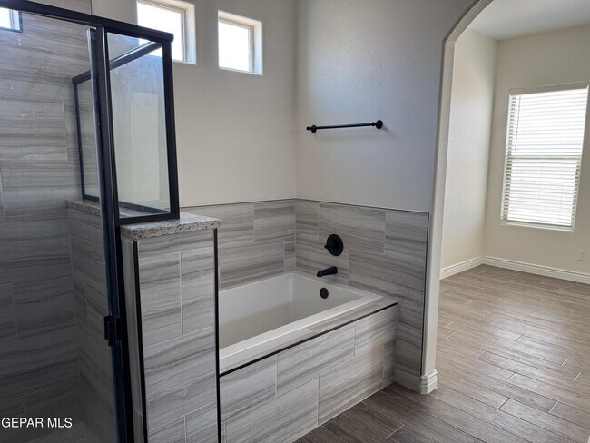 Building Photo - 229 Farnborough St