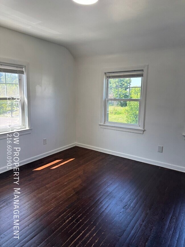 Building Photo - 3373 Colwyn Rd