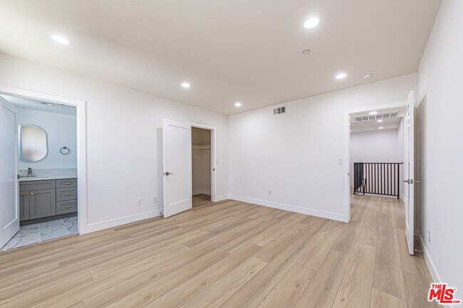 Building Photo - 5438 Romaine St