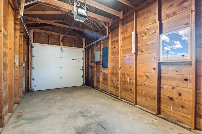 Building Photo - Fully Furnished Home!