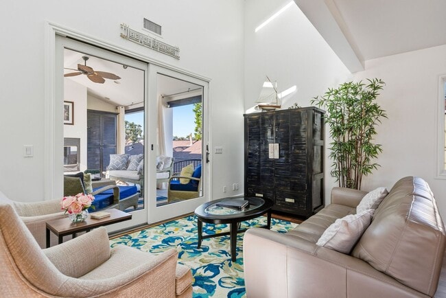 Building Photo - Light-Filled Furnished Townhouse with Rooftop Deck in Corona del Mar