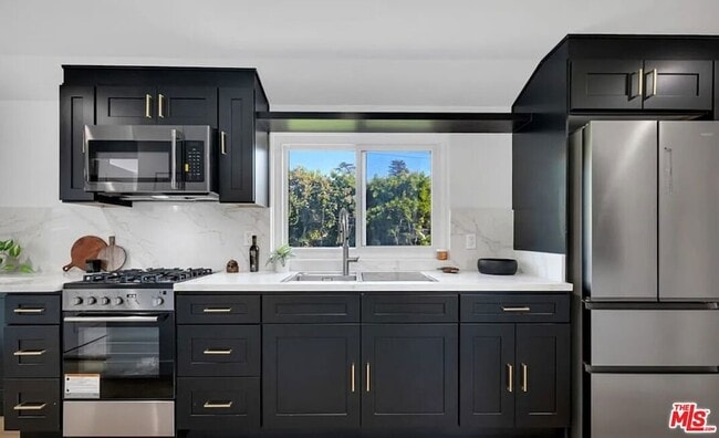 Building Photo - 418 N Bowling Green Way