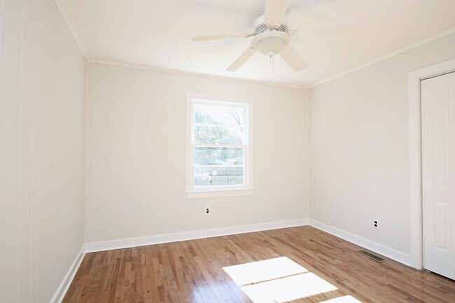 Building Photo - Updated Small Pet-Friendly Crozet Home