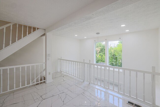 Building Photo - 9 Stillwood Cir