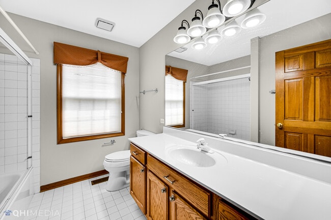 Building Photo - 1341 E Thacker St