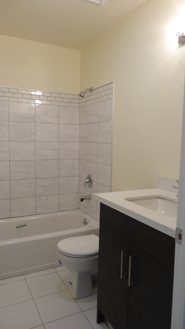 Building Photo - 518 Oak St