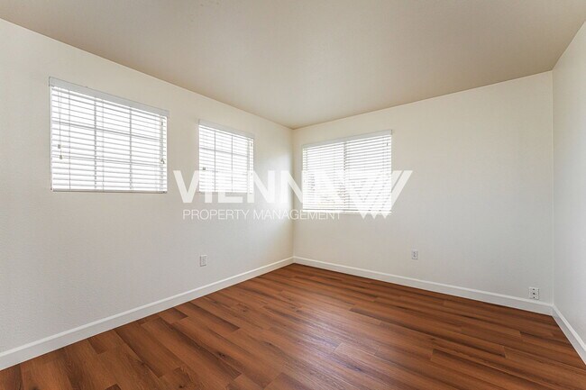 Building Photo - 493 Silverhorn Dr