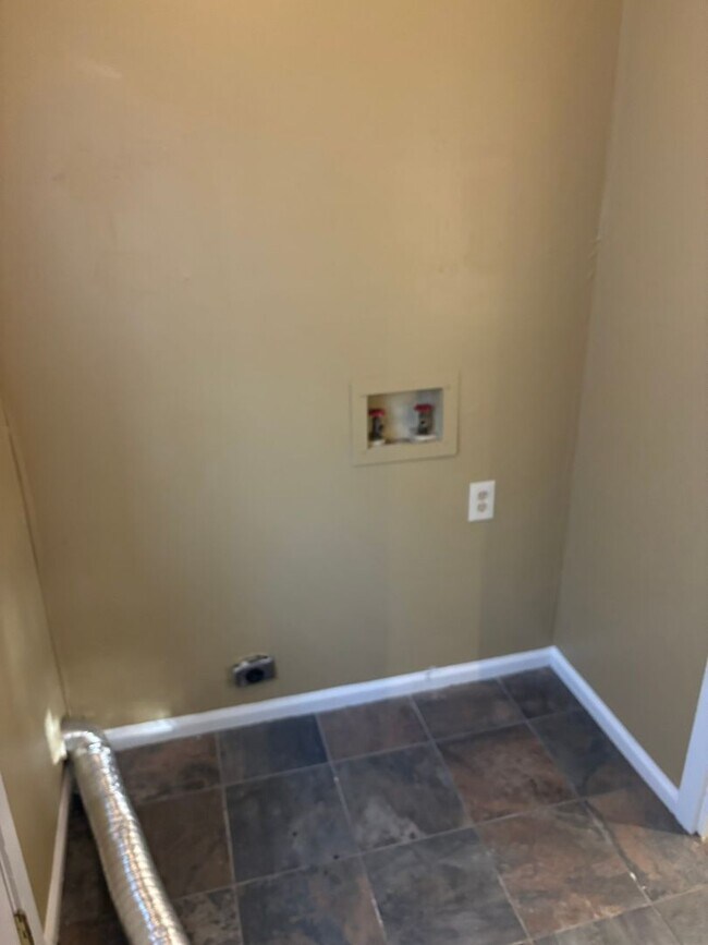 Building Photo - Lakebottom Area!