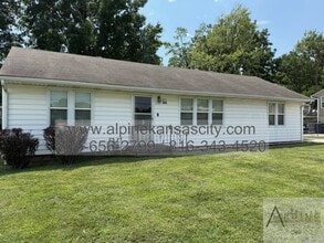 Building Photo - Spacious Gladstone Ranch!