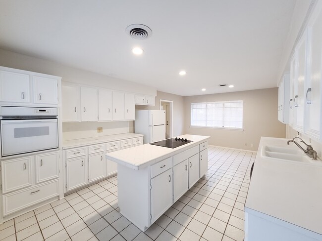 Building Photo - 2900 Goddard Pl